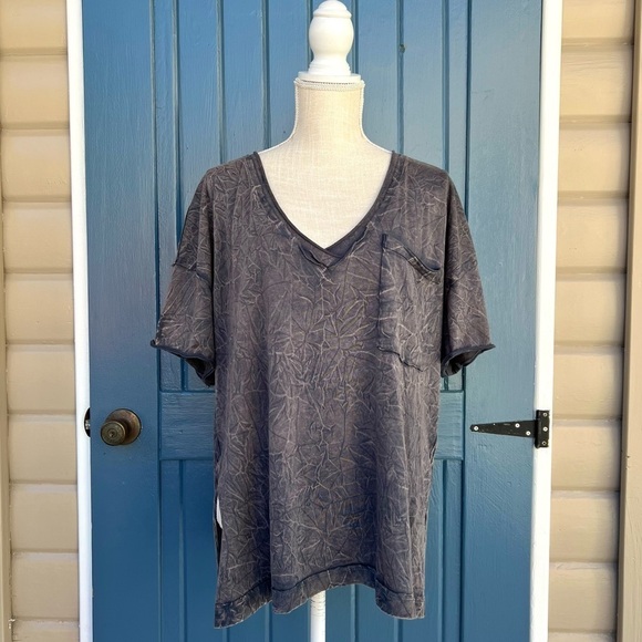 We the Free t-shirt with a split on the side Women Size Medium - Picture 1 of 7